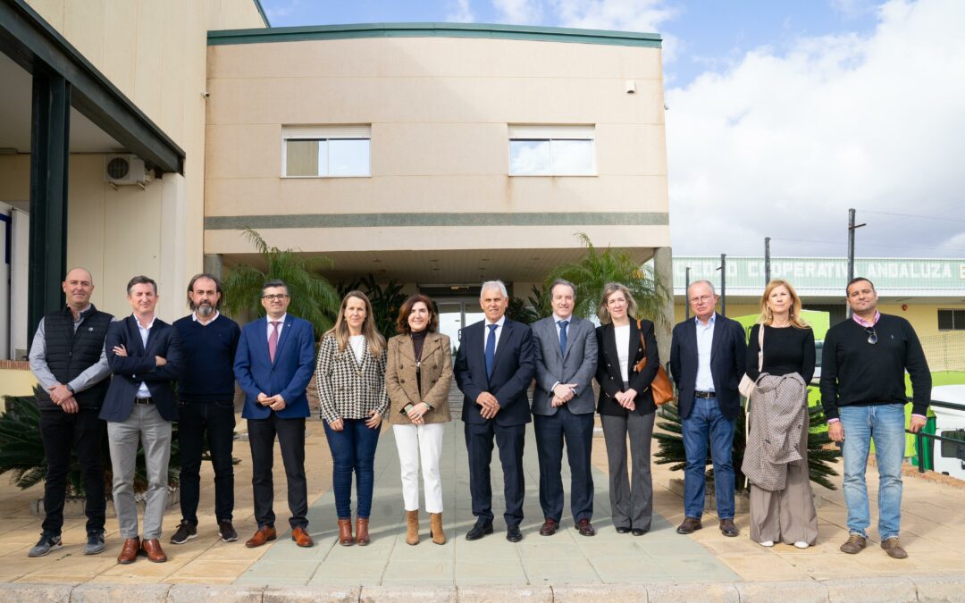 Encuentro de trabajo con la consejera de Empleo, Rocío Blanco, en la cooperativa granadina El Grupo